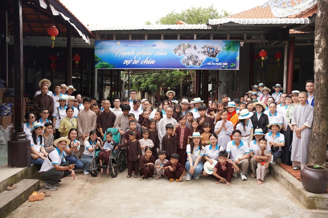 H&agrave;nh tr&igrave;nh thiện nguyện Bệnh viện Quốc tế City: &Aacute;o blouse trắng h&oacute;a v&ograve;ng tay y&ecirc;u thương- Ảnh 3.