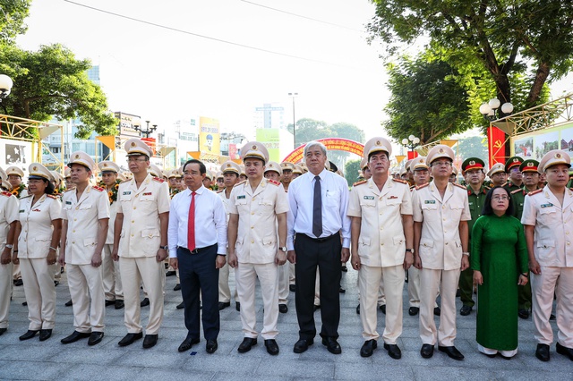 Công an TP.HCM dâng hoa ở Tượng đài Công an nhân dân - Ảnh 2.