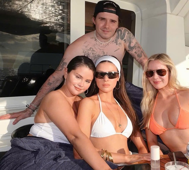 Selena Gomez 'quay lưng' với vợ chồng Brooklyn Beckham  - Ảnh 1.