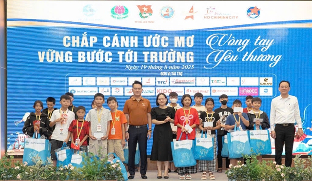 Hội Doanh nh&acirc;n trẻ VN phối hợp gi&uacute;p đỡ 3.000 trẻ em kh&oacute; khăn- Ảnh 1.