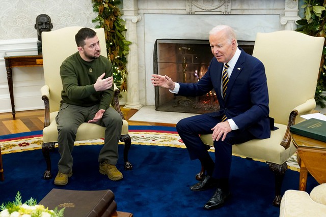 Trang phục ông Zelensky tại Nhà Trắng lại được bàn tán - Ảnh 3.