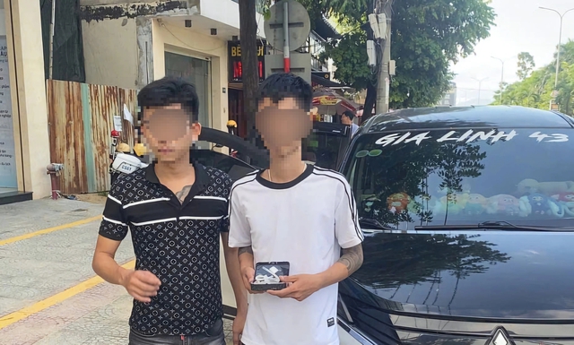 Đà Nẵng: Truy đuổi ô tô thông chốt CSGT, phát hiện 2 người dương tính ma túy- Ảnh 1.