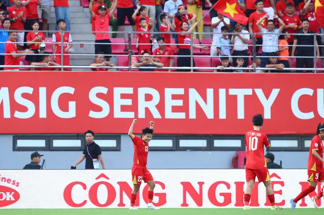 Hàng công ghi bàn đẳng cấp thắng Thái Lan, đội tuyển nữ Việt Nam giành HCĐ: VFF thưởng 600 triệu đồng- Ảnh 11. Hàng công ghi bàn đẳng cấp thắng Thái Lan, đội tuyển nữ Việt Nam giành HCĐ: VFF thưởng 600 triệu đồng- Ảnh 11.