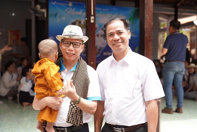 H&agrave;nh tr&igrave;nh thiện nguyện Bệnh viện Quốc tế City: &Aacute;o blouse trắng h&oacute;a v&ograve;ng tay y&ecirc;u thương- Ảnh 2.