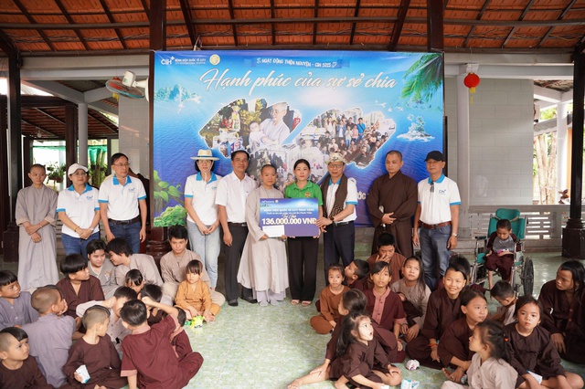 H&agrave;nh tr&igrave;nh thiện nguyện Bệnh viện Quốc tế City: &Aacute;o blouse trắng h&oacute;a v&ograve;ng tay y&ecirc;u thương- Ảnh 1.