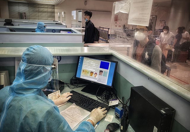 Giữ Tổ quốc bình yên qua công an cửa khẩu Tân Sơn Nhất tại TP . HCM - Ảnh 3.