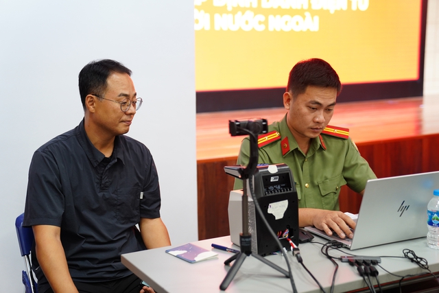 Công an TP.HCM đưa tài khoản định danh điện tử đến gần với người nước ngoài - Ảnh 3.