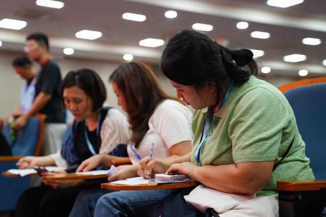 Công an TP.HCM đưa tài khoản định danh điện tử đến gần với người nước ngoài - Ảnh 1.