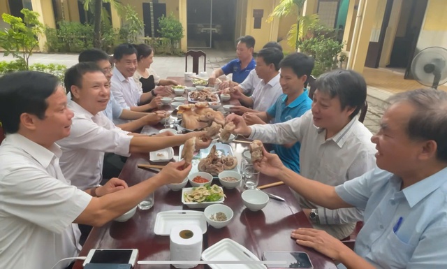 Mukbang thịt heo của cán bộ thú y Huế gây sốt với hàng trăm ngàn lượt xem - Ảnh 2.