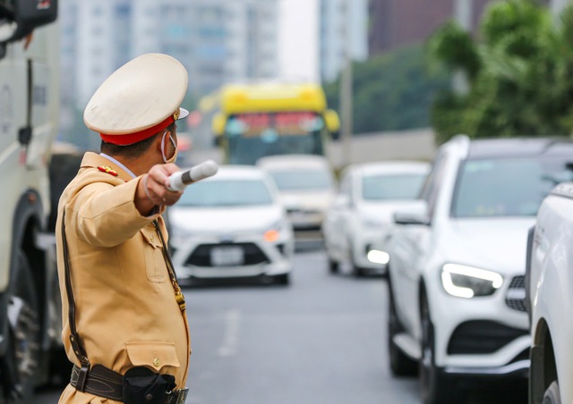Cục CSGT điều chỉnh thời gian phân luồng trên cao tốc, quốc lộ hướng về Hà Nội - Ảnh 1.