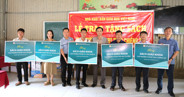NXB Giáo dục Việt Nam trao tặng sách giáo khoa cho trường vùng lũ Điện Biên  - Ảnh 1.