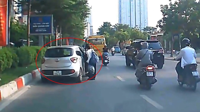 Tài xế ngang nhiên đỗ ô tô trên làn đường sát dải phân cách… để đón khách - Ảnh 1.