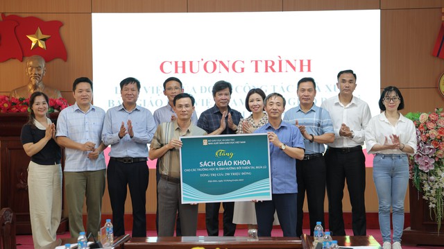 NXB Giáo dục Việt Nam trao tặng sách giáo khoa cho trường vùng lũ Điện Biên  - Ảnh 2.
