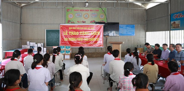 NXB Giáo dục Việt Nam trao tặng sách giáo khoa cho trường vùng lũ Điện Biên  - Ảnh 3.
