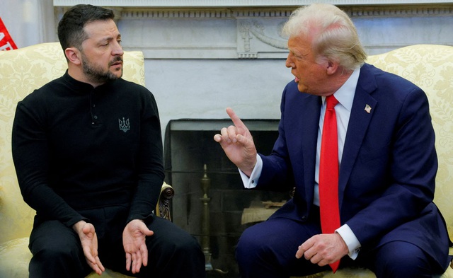 Trang phục ông Zelensky tại Nhà Trắng lại được bàn tán - Ảnh 2.