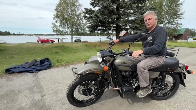Tổng thống Putin tặng mô tô Ural cho biker Mỹ ở Alaska: Chuyện lạ thú vị - Ảnh 1.