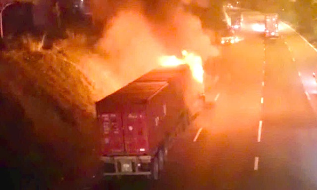 Xe đầu k&eacute;o ch&aacute;y dữ dội ở hầm chui TP.HCM - Ảnh 1.