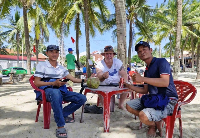 Vụ tìm thấy nhẫn cầu hôn ở biển Cửa Đại: Con người Việt Nam thật tuyệt vời!- Ảnh 2.