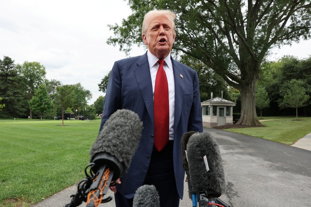 Ông Trump cách chức lãnh đạo cục thống kê vì số liệu việc làm tệ - Ảnh 1.