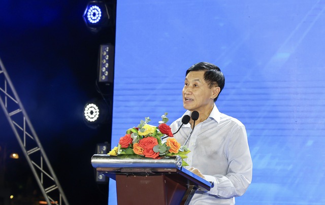 Ông Johnathan Hạnh Nguyễn đồng hành cùng 1.050 học sinh khó khăn tỉnh Khánh Hòa- Ảnh 1.