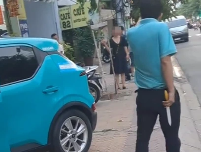 Khống chế tài xế taxi công nghệ cầm dao cãi nhau trên đường ở TP.HCM- Ảnh 1.