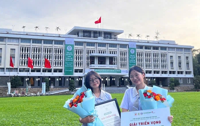 Hai nữ sinh lớp 10 làm than cháy sạch hơn - Ảnh 3. Hai nữ sinh lớp 10 làm than cháy sạch hơn - Ảnh 3.