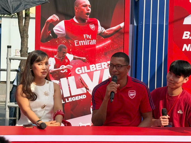 Huyền thoại CLB Arsenal Gilberto Silva đội nón lá, tâng bóng cùng Tiến Linh - Ảnh 3.