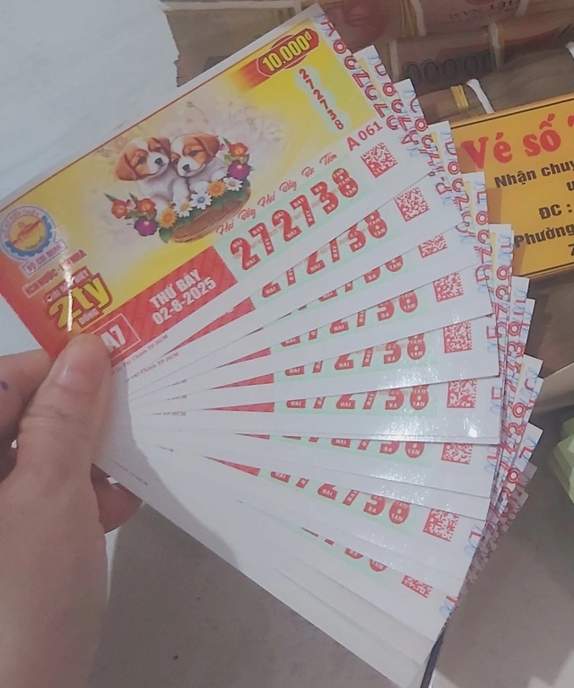Vừa trúng 14 tờ xổ số miền Nam ngày 2 tháng 8, khách TP.HCM liền đổi thưởng - Ảnh 1.