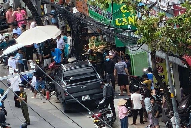 TP.HCM: Tài xế ô tô đột quỵ, tông xe máy và trụ điện rồi tử vong- Ảnh 2.
