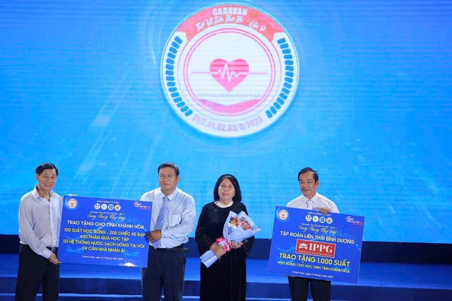 Ông Johnathan Hạnh Nguyễn đồng hành cùng 1.050 học sinh khó khăn tỉnh Khánh Hòa- Ảnh 2.