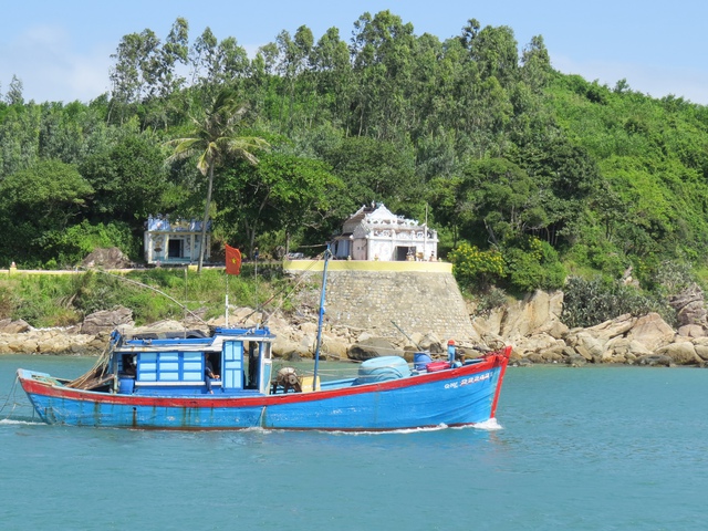 

Miếu thờ Thiên Y A Na bên cửa biển Sa Huỳnh  