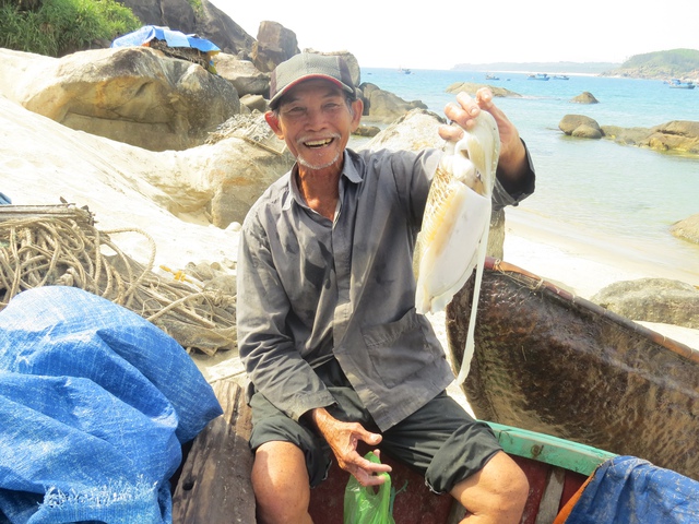 

Hải sản ở Sa Huỳnh tươi rói, được ngư dân vừa vớt lên từ biển  