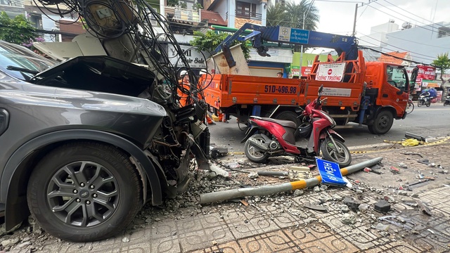 TP.HCM: Tài xế ô tô đột quỵ, tông xe máy và trụ điện rồi tử vong- Ảnh 3.