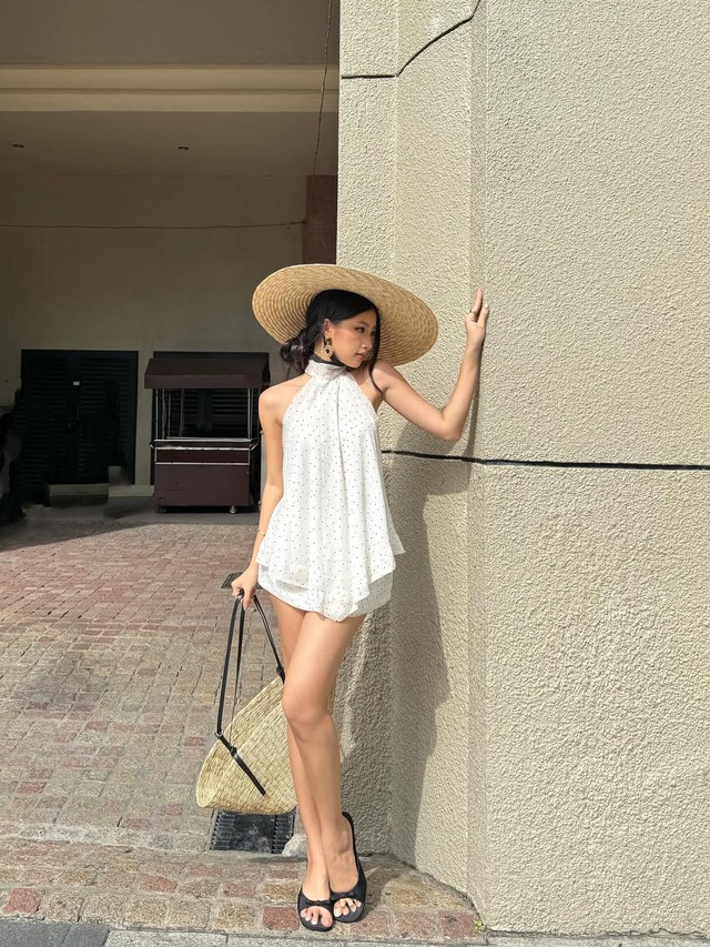 Chạm đến vẻ kiêu kỳ cùng mũ rộng vành tinh tế - Ảnh 1.