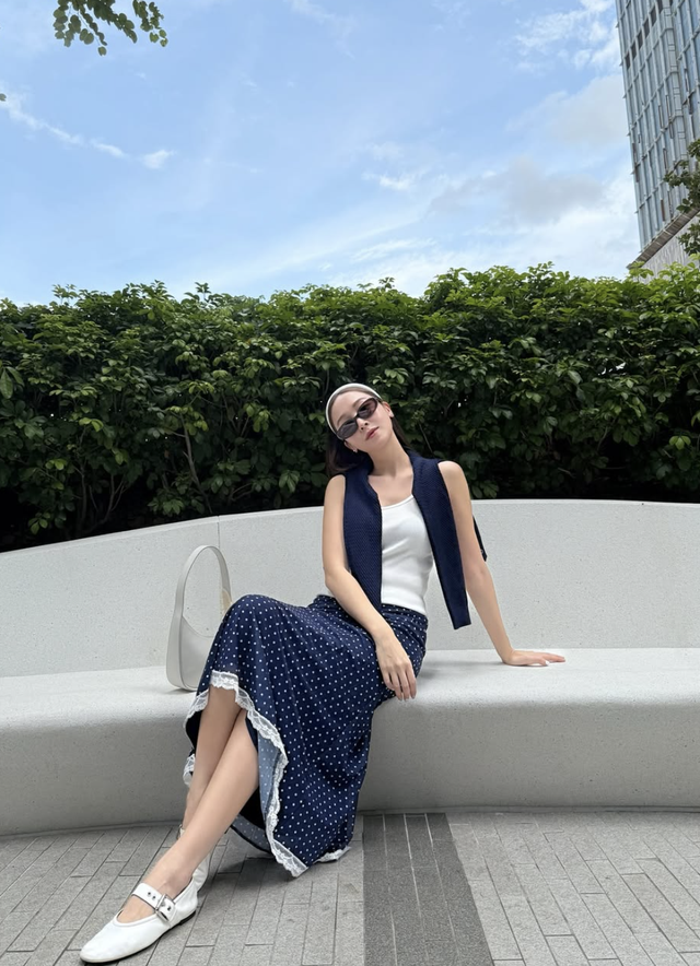 Họa tiết chấm bi trẻ trung, bí quyết giúp nàng 'ăn gian' tuổi hiệu quả  - Ảnh 1.