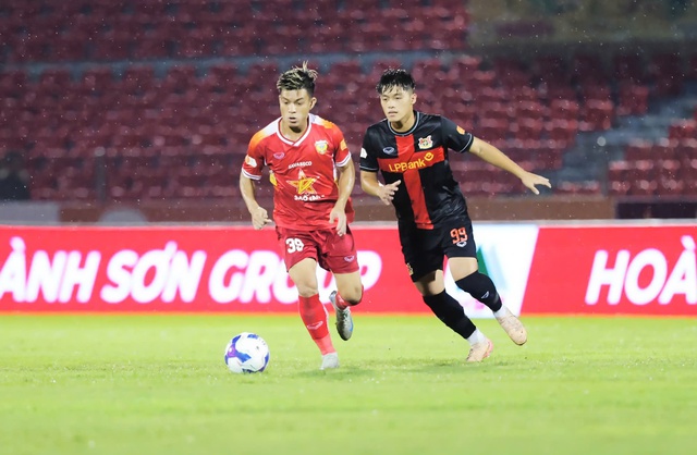 V-League: Cầu thủ trẻ bị ngoại binh chiếm đất - Ảnh 1.