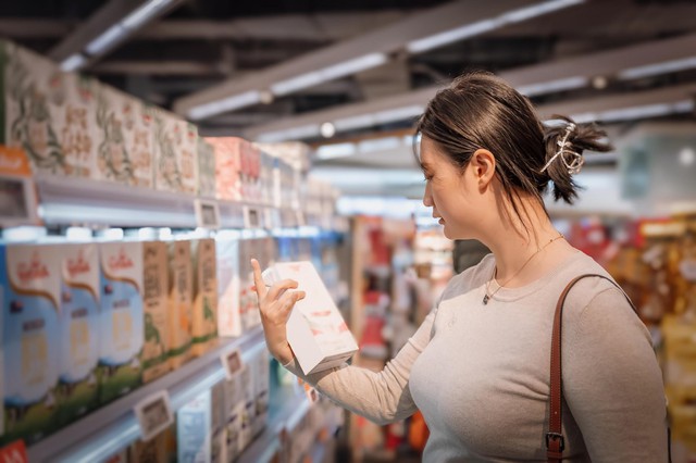 Chọn sữa cho trẻ: Không chỉ cần dưỡng chất, mà còn phải không chứa chất gây hại- Ảnh 1.