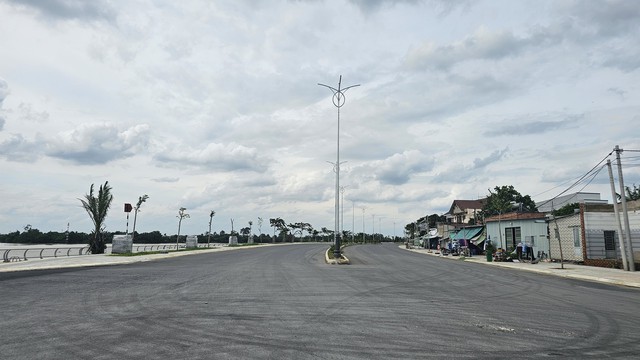 Hết nhà cổ lại đến cục đá cản trở tiến độ đường ven sông Đồng Nai - Ảnh 2.
