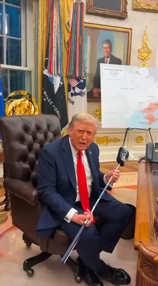 Ông Zelensky tặng gậy golf đặc biệt cho ông Trump- Ảnh 1.