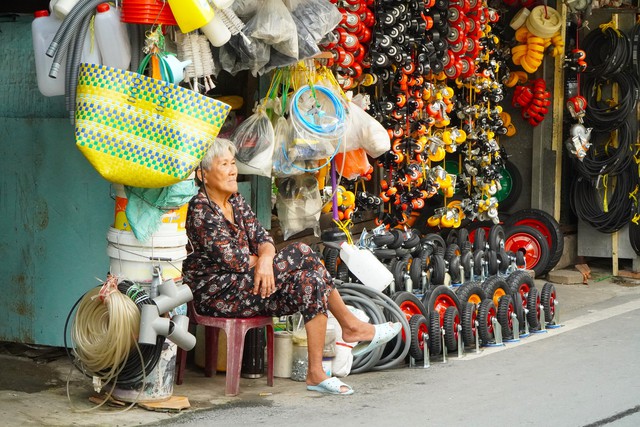 Độc đáo ngôi chợ ở Cần Thơ có nhiều ‘cánh mày râu’ tới mua - Ảnh 4.