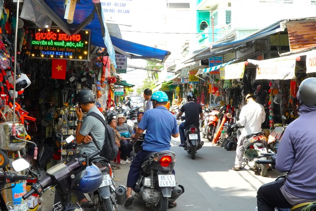 Độc đáo ngôi chợ ở Cần Thơ có nhiều ‘cánh mày râu’ tới mua - Ảnh 1.