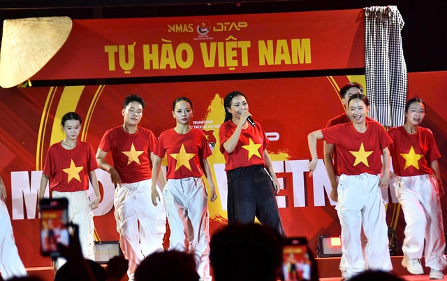 Khởi động chuyến xe 'Tự hào Việt Nam' đi dọc đường Trường Sơn huyền thoại - Ảnh 2.