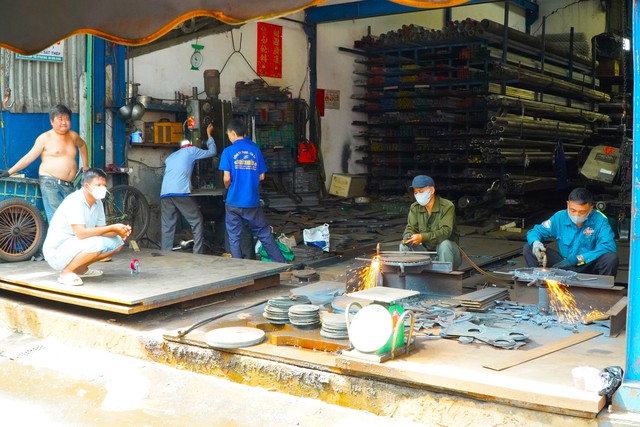 Độc đáo ngôi chợ ở Cần Thơ có nhiều ‘cánh mày râu’ tới mua - Ảnh 3.