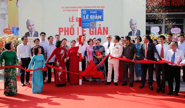 Bộ trưởng Công an, Bí thư Hà Nội gắn biển tên phố Lê Giản, Bạch Thành Phong- Ảnh 1.