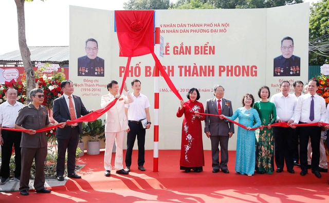 Bộ trưởng Công an, Bí thư Hà Nội gắn biển tên phố Lê Giản, Bạch Thành Phong- Ảnh 2.