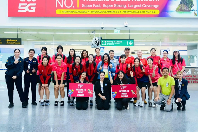Đội tuyển b&oacute;ng chuyền nữ Việt Nam đ&atilde; đến Th&aacute;i Lan đấu giải thế giới, được ch&agrave;o đ&oacute;n ấm &aacute;p - Ảnh 1.