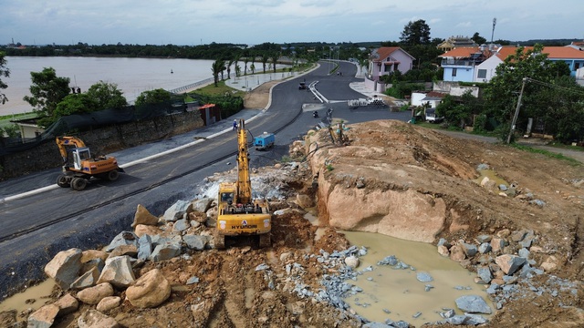 Hết nhà cổ lại đến cục đá cản trở tiến độ đường ven sông Đồng Nai - Ảnh 1.