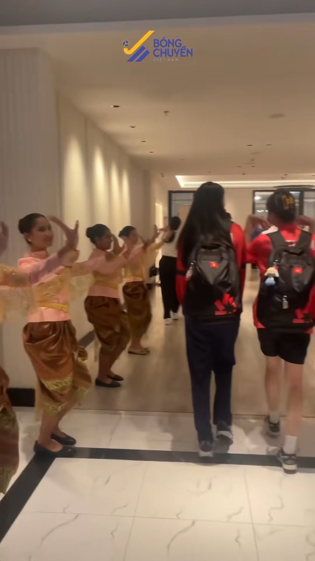 Đội tuyển b&oacute;ng chuyền nữ Việt Nam đ&atilde; đến Th&aacute;i Lan đấu giải thế giới, được ch&agrave;o đ&oacute;n ấm &aacute;p - Ảnh 7.