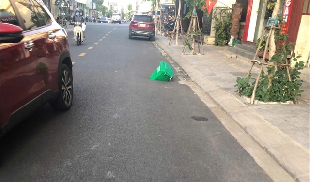 Lỗ thủng nguy hiểm xuất hiện trên mặt đường Lê Thế Hiếu tại Quảng Trị - Ảnh 1.