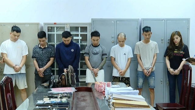 Bắt đôi vợ chồng ầm đầu đường dây tín dụng đen chiếm đoạt gần 15 tỉ đồng - Ảnh 1.